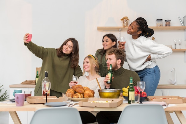 Personas disfrutando comida